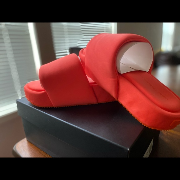 Y-3 slides - Picture 1 of 4